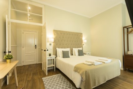 Room 7 - Queen Bed or Twin Beds 